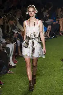 blugirl米兰2015春夏系列时装秀