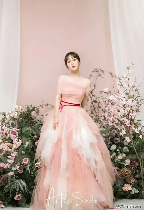 杨紫婚纱造型也太美了吧,长发齐刘海长发甜美微笑,甜到心里啦