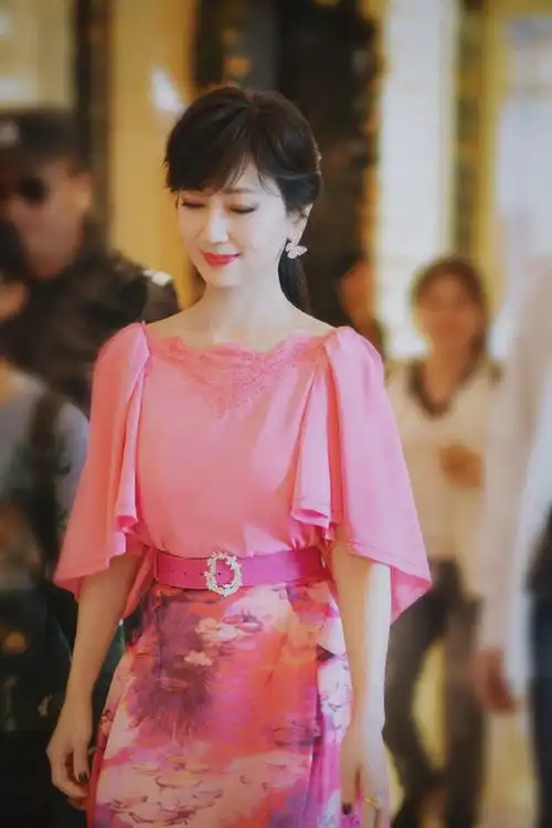 赵雅芝完全不顾年轻人感受65岁还敢穿粉裙,冻龄状态哪像奶奶辈