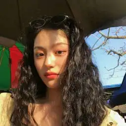 最新卷头发女生头像冷艳气质卷长发女图