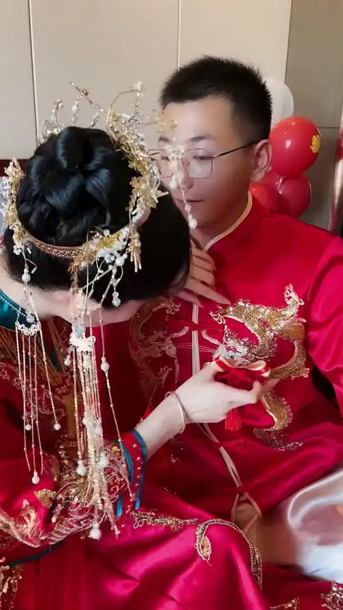 新郎新娘互戴胸花帅气的新郎小动作不断幸福满满