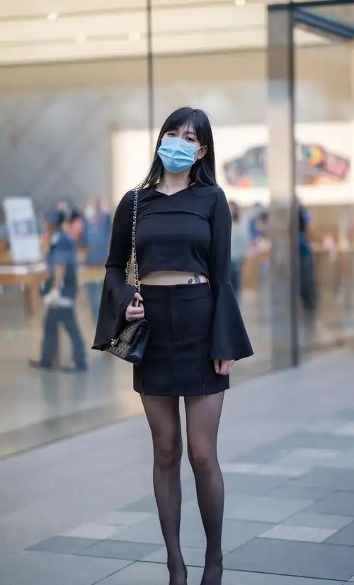 适合职业女性的黑色系裙装搭配,掌握四个技巧,优雅又有高级感