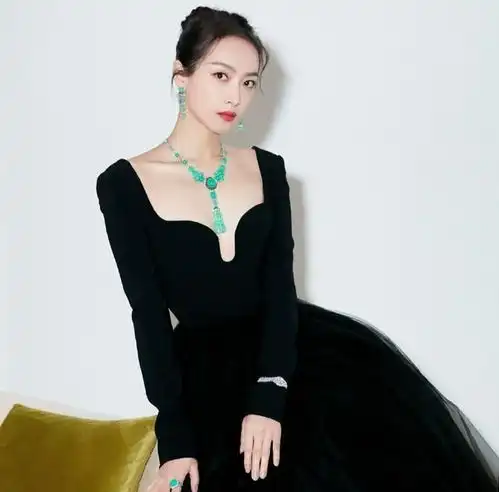 宋茜近照曝光,黑色天鹅礼裙尽显好身材,佩戴首饰价值千万