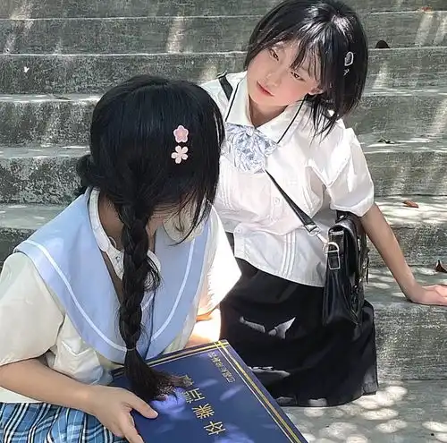 真人闺蜜头像以财交者,财尽则交绝以色交者,华落而爱渝