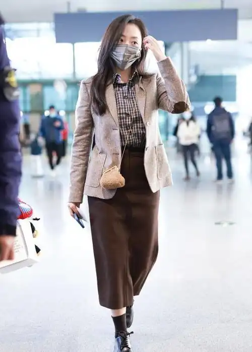 张靓颖的气质真不一般,黑色西装还能穿出女人味,烈焰红唇好妩媚
