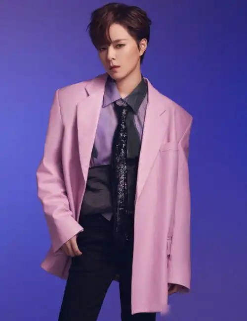 杨芸晴拍摄时尚大片,穿雾粉色西装英姿飒爽,黑皮领带显高级