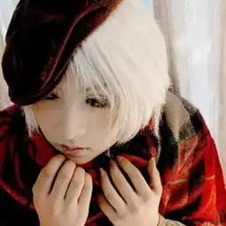 请找一个白色头发女生头像给我