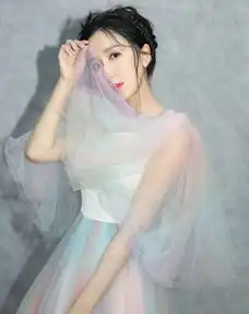 她是爱情公寓的麻辣女神,为秀腿故意穿一层薄纱