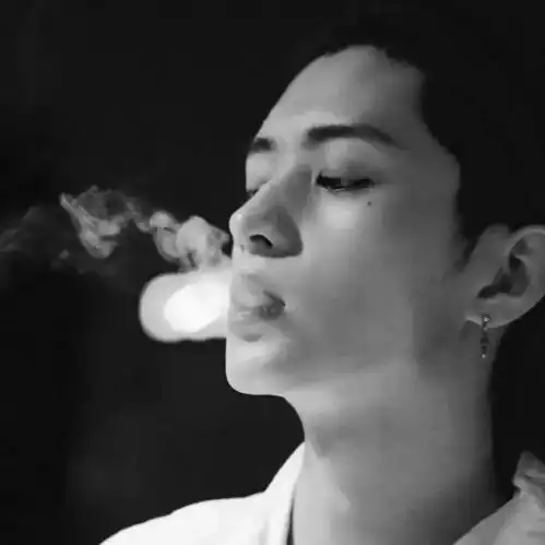 治愈系红白色头像男黑白