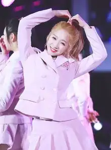 女星穿粉色西装,孟美岐穿上好可爱,欧阳娜娜穿上怎么这么酷