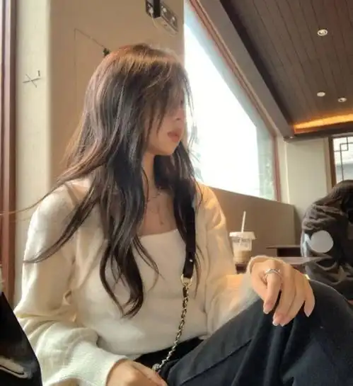 泡泡袖衬衫过时了,但泡泡袖毛衣却火了时髦洋气还特显气质