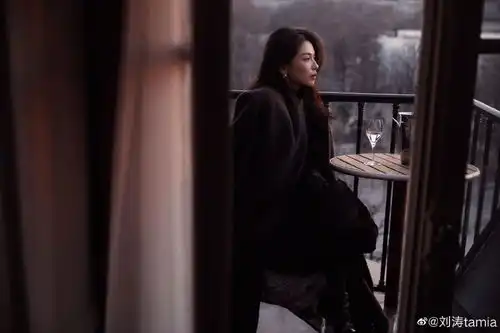 组图刘涛太阳落山氛围感随拍一身黑色侧颜精致自信又优雅
