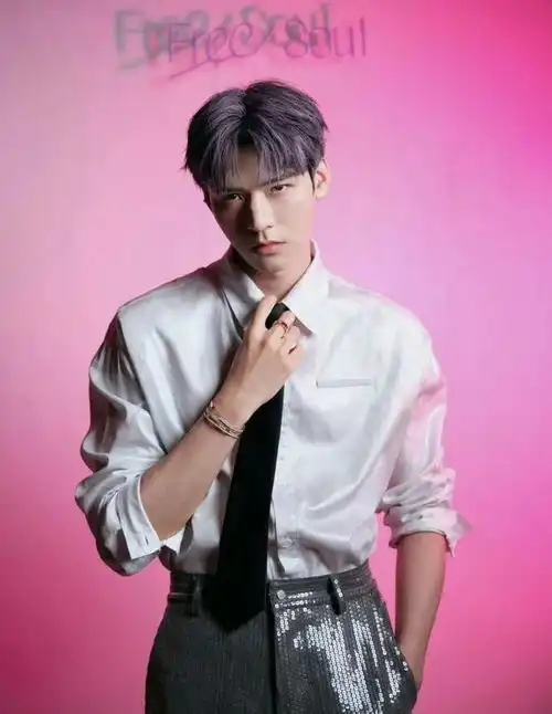 男生白衬衫这么穿,轻松把大部分路人比下去