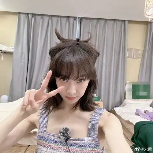 宋茜宅家穿吊带搭配超萌发型甜笑比耶清纯可人