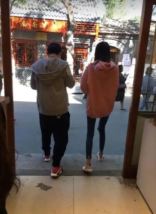 这些低调恩爱不做作的明星,穿上情侣装简直甜死了