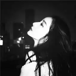 喜欢你的兮兮女生黑白头像