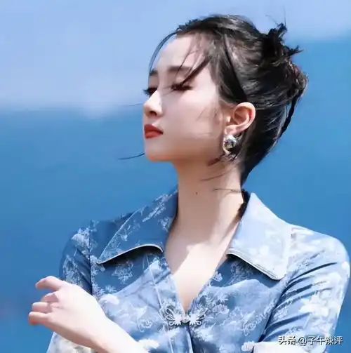 关晓彤瘦后美得好亮眼,穿淡蓝色长裙像画中仙子,气质甜美又优雅