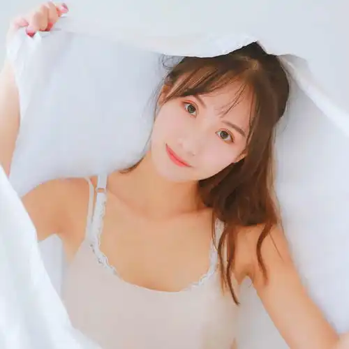 清纯吊带妹子