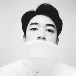 谁有韩国潮男的头像要中分发型不戴眼镜背景或者主题为白色