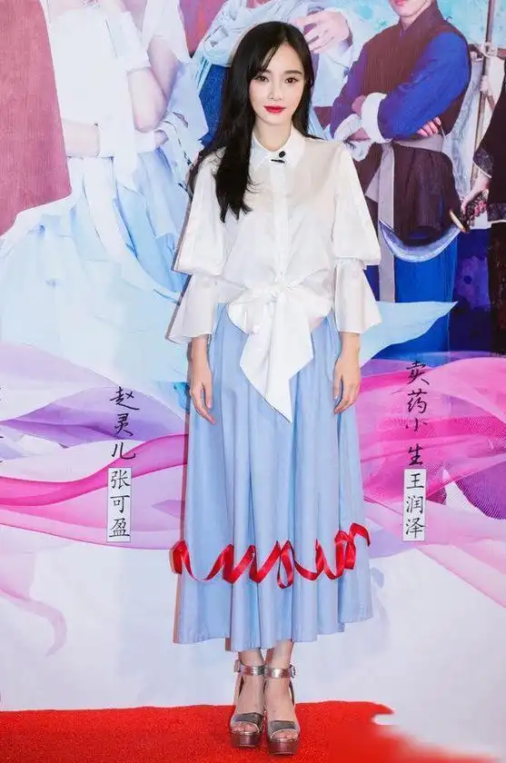 李小璐气质太少女,穿白衬衫搭蓝色半身清纯减龄,简约又大气