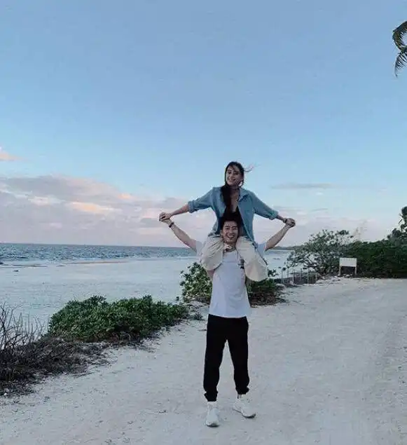 窦骁晒与何超莲度假照,俯身为女友系鞋带太暖心,逗趣互动秀恩爱