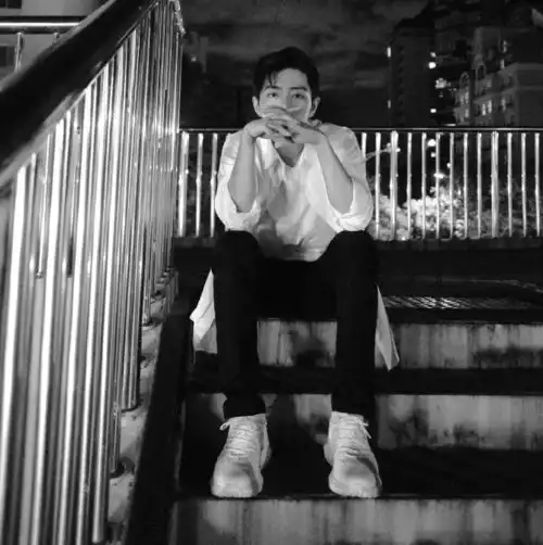 肖战新代言预热解锁,官博称与肖战一同向光出发,粉丝直呼太幸福