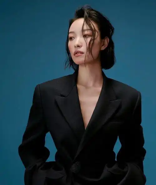 倪妮画报大片曝光,病娇妆配复古穿搭太迷人,不输超模