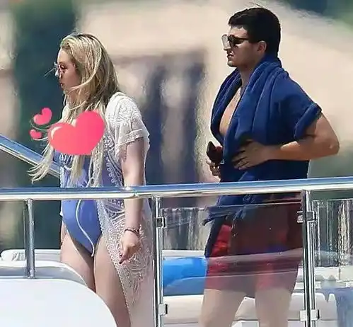 伊万卡可真行穿分体泳装腰上一圈肉,嫌害羞赶紧躲老公身后