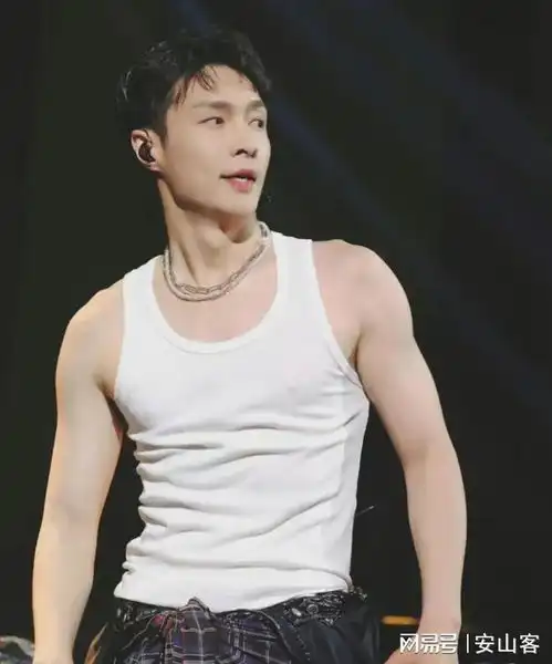 男明星无袖背心,归国三子白背心王一博杨洋花背心檀健次浴缸诱惑