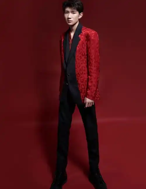 王源刚上完春晚就赶赴国外,戴3m口罩包裹严实,却意外帅到开挂