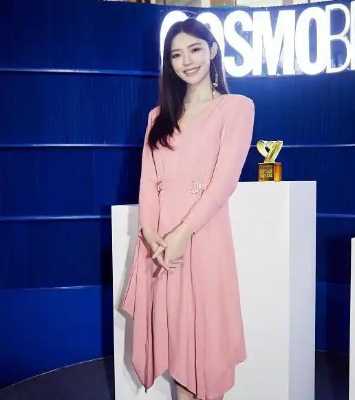 林允清纯少女风,连衣裙增添了甜美感,收腰设计勾勒小蛮腰抢镜