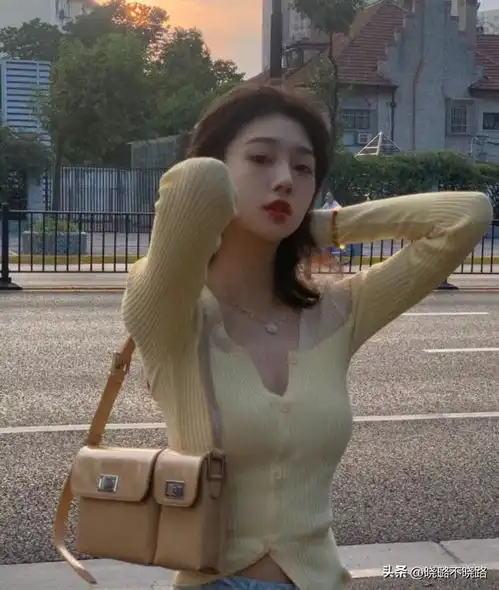 最近流行一种上衣叫挤奶衫,比你想象中时髦,还显瘦有气质