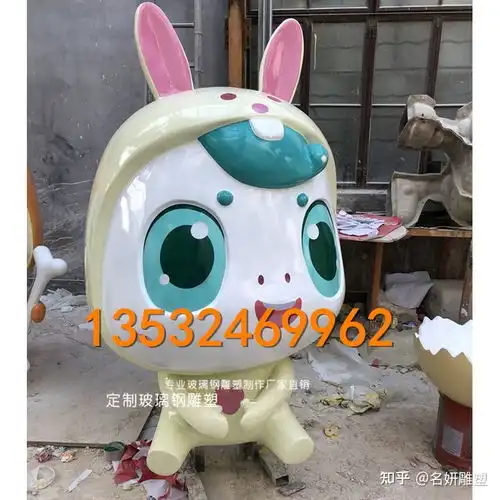 广场玻璃钢卡通猪雕塑是现代艺术与传统文化的融合