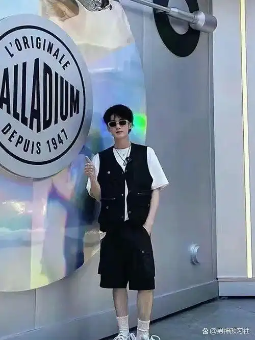 可以加上一条领带,这样全身会更加有学院味一些