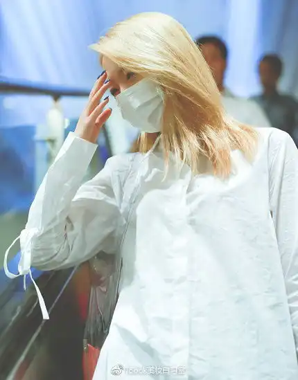 孟美岐机场穿搭,如何做到清爽舒适,却又酷劲十足