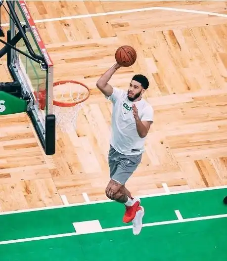 nba球员上脚库里8有点帅,塔图姆上脚aj34鸳鸯