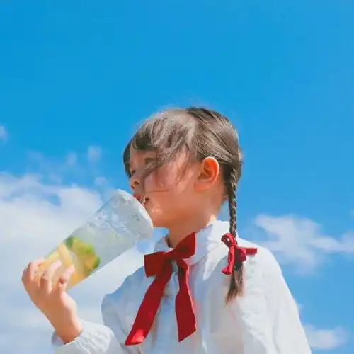 元气满满奶里奶气的女生头像