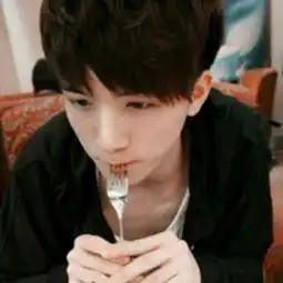 2015情侣头像男的咬叉子,女的要勺子