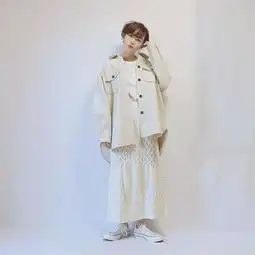 爱的死心踏地女生必修小白鞋穿搭课程,用同色系搭法轻松演绎