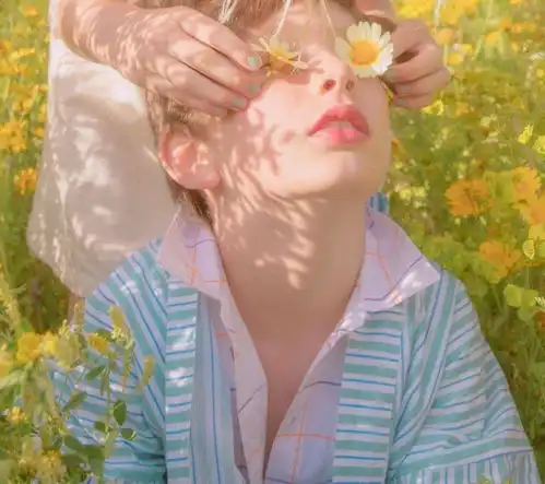 拿着向日葵花束挡住脸的头像是情侣头像吗