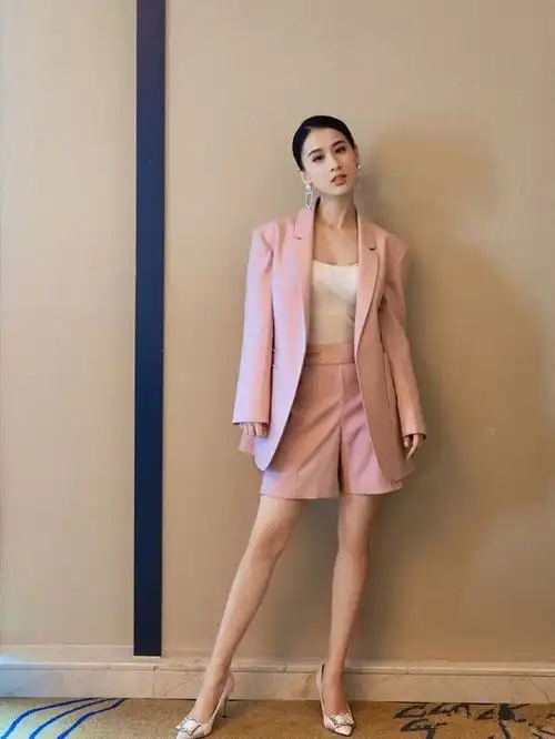 黄圣依穿粉色套装拍写真,身材如同妙龄少女,保养技巧一流啊