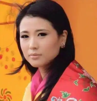 没王冠就戴黄金发箍41岁不丹大公主够聪明,宴会中就她显眼