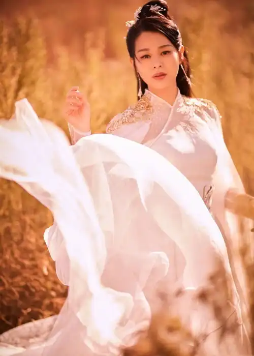 41岁胡杏儿很耐看,古装仙气飘飘,紫色孔雀裙霸气妖娆,造型绝美