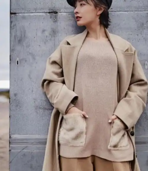 佛系少女吴昕现身,身穿卡通图案的灰色卫衣,少女感爆棚