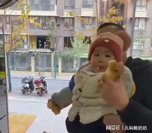 宝爸带萌娃店里等早餐,没想到宝宝抓起油条就吃,网友手速真快
