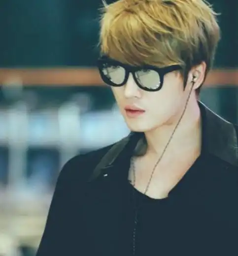 金在中时尚烫发发型,只做清新小男人,呈现出好看的模样