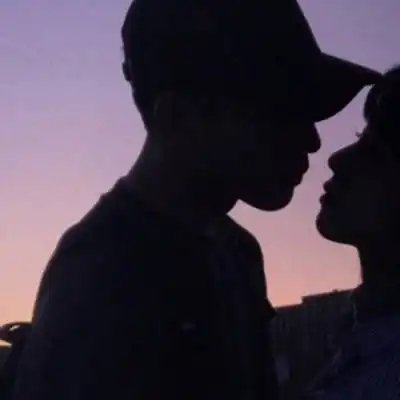 情头像情侣双人两张甜接吻一对两张怀里亲嘴图片