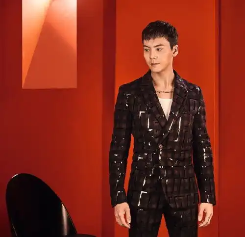 陈伟霆身穿漆皮格纹套装,禁欲系超迷人,为这个男人疯狂打call