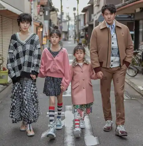 陆毅鲍蕾一家花式秀长腿