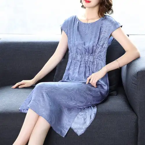 50岁女人别瞎穿,穿这样高雅连衣裙,时尚大方有气质